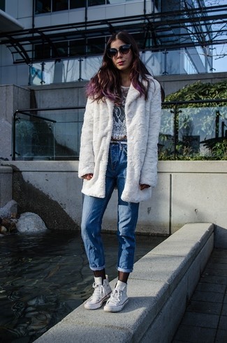 Какие джинсы носить с белой короткой шубой