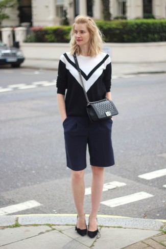 С чем носить белый свитер с круглым вырезом с геометрическим рисунком женщине