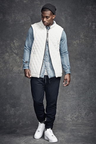 Какие низкие кеды носить с белой курткой без рукавов мужчине