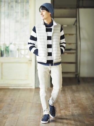 Какие низкие кеды носить с белой курткой без рукавов мужчине