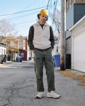 Какие свитшоты носить с белой курткой без рукавов мужчине