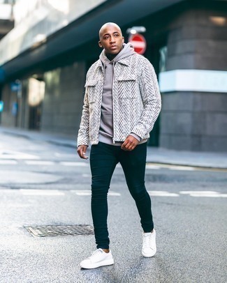 Как носить белую куртку харрингтон с темно-синими джинсами