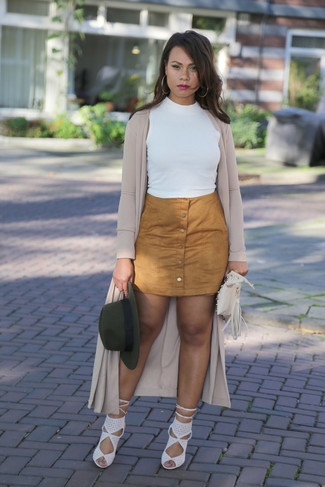 Какое пальто дастер носить с белыми босоножками на каблуке