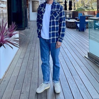 Как носить белую футболку на пуговицах с синими джинсами мужчине