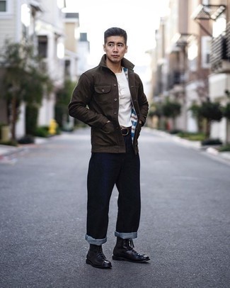 Какие джинсы носить с белой футболкой на пуговицах мужчине