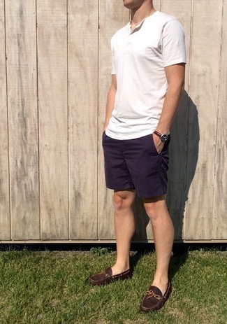 Какие шорты носить с белой футболкой на пуговицах мужчине