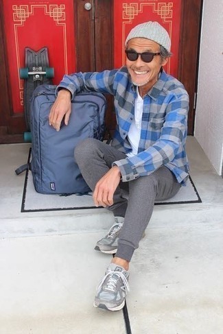 Какие спортивные штаны носить с белой футболкой на пуговицах мужчине