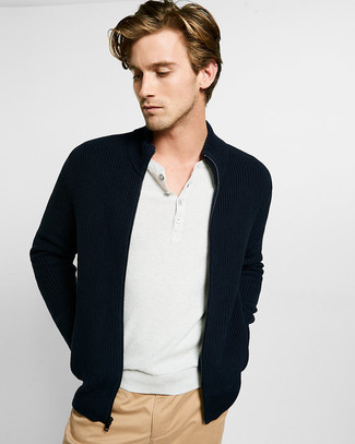 Какие свитера на молнии носить с белой футболкой на пуговицах мужчине