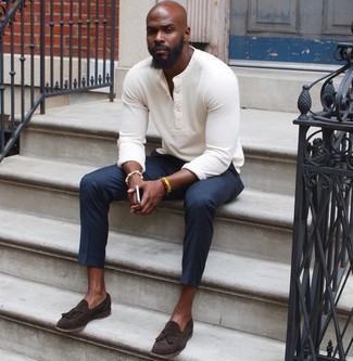 С чем носить белый свитер с горловиной на пуговицах