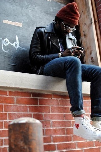 Как носить белые высокие кеды с черной кожаной косухой мужчине