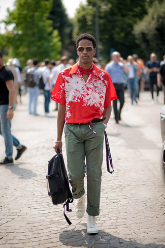 Какие брюки чинос носить с белыми высокими кедами