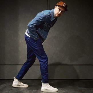 Какие джинсовые куртки носить с белыми высокими кедами мужчине