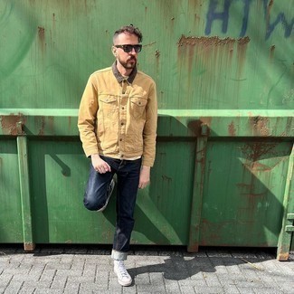 Какие джинсовые куртки носить с белыми высокими кедами мужчине