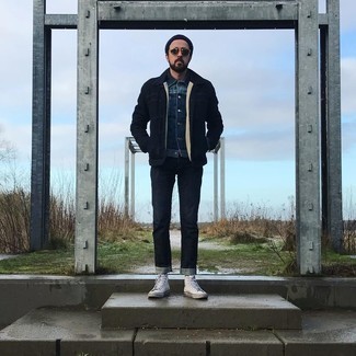 Какие джинсовые куртки носить с белыми высокими кедами мужчине