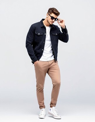 Какие джинсовые куртки носить с белыми высокими кедами мужчине