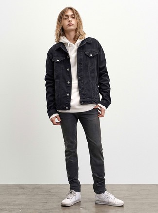 Какие джинсовые куртки носить с белыми высокими кедами мужчине