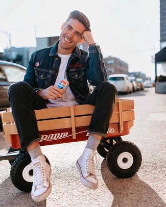 Какие джинсовые куртки носить с белыми высокими кедами мужчине