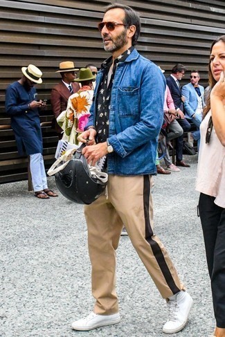 Какие джинсовые куртки носить с белыми высокими кедами мужчине