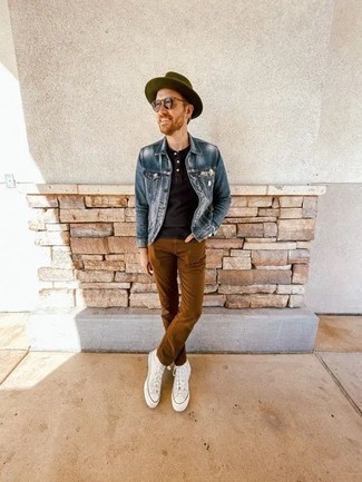 Какие джинсовые куртки носить с белыми высокими кедами мужчине