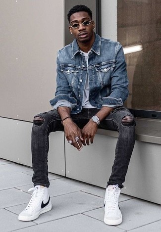 Какие джинсовые куртки носить с белыми высокими кедами мужчине