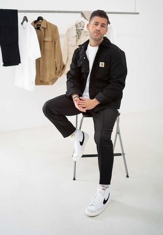 Какие джинсовые куртки носить с белыми высокими кедами мужчине