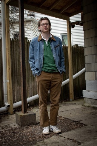 Какие джинсовые куртки носить с белыми высокими кедами мужчине