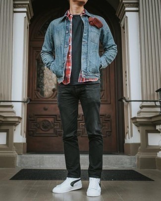 Какие джинсовые куртки носить с белыми высокими кедами мужчине