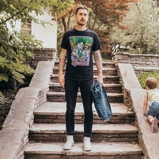 Какие джинсовые куртки носить с белыми высокими кедами мужчине