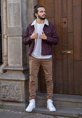 Какие джинсовые куртки носить с белыми высокими кедами мужчине