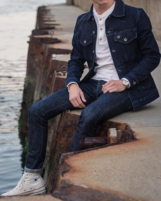 Какие джинсовые куртки носить с белыми высокими кедами мужчине