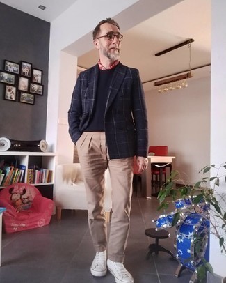 Какие двубортные пиджаки носить с белыми высокими кедами мужчине