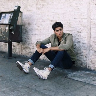 Какие куртки-рубашки носить с белыми высокими кедами мужчине