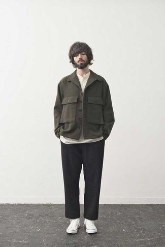 Какие куртки-рубашки носить с белыми высокими кедами мужчине