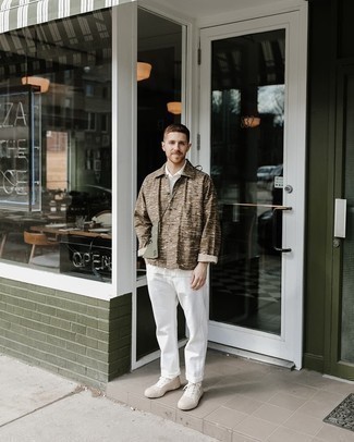 Какие куртки-рубашки носить с белыми высокими кедами мужчине