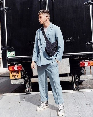 Какие костюмы носить с белыми высокими кедами