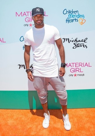 Какие спортивные штаны носить с белыми высокими кедами мужчине