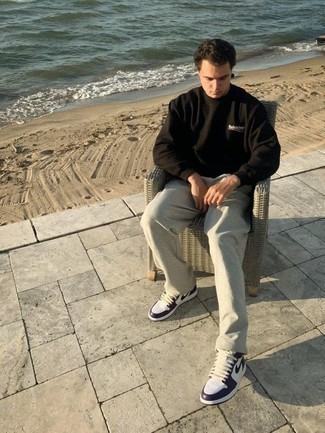 Какие свитшоты носить с белыми высокими кедами мужчине