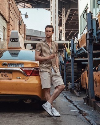 Какие майки носить с белыми высокими кедами мужчине