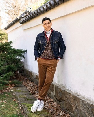 Какие водолазки носить с белыми высокими кедами мужчине