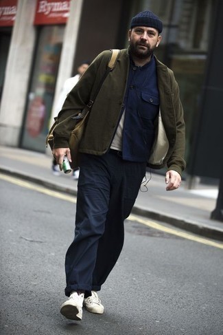 Какие университетские куртки носить с белыми высокими кедами мужчине