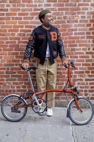 Какие университетские куртки носить с белыми высокими кедами мужчине