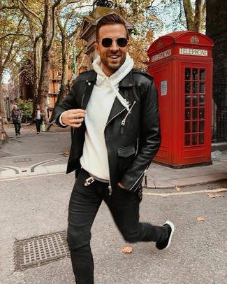 Как носить белый худи с черными джинсами мужчине