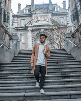 Как носить белый худи с светло-коричневым длинным пальто