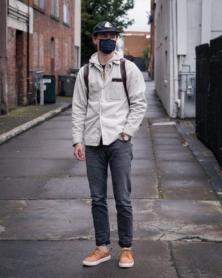Как носить белый худи с темно-серыми джинсами мужчине