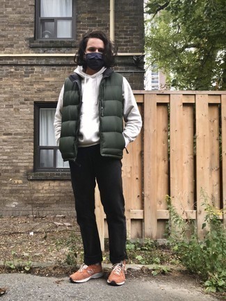 Какие куртки без рукавов носить с белым худи мужчине