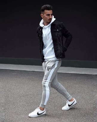 Как носить белый худи с серыми спортивными штанами мужчине