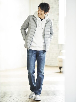 Какие джинсы носить с белым худи мужчине