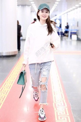 Какие джинсы носить с белым худи женщине