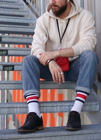 Какие джинсы носить с белым худи мужчине