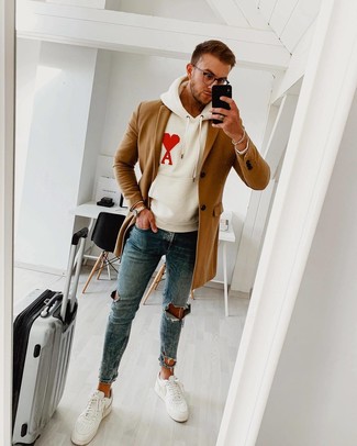 Какие джинсы носить с белым худи мужчине